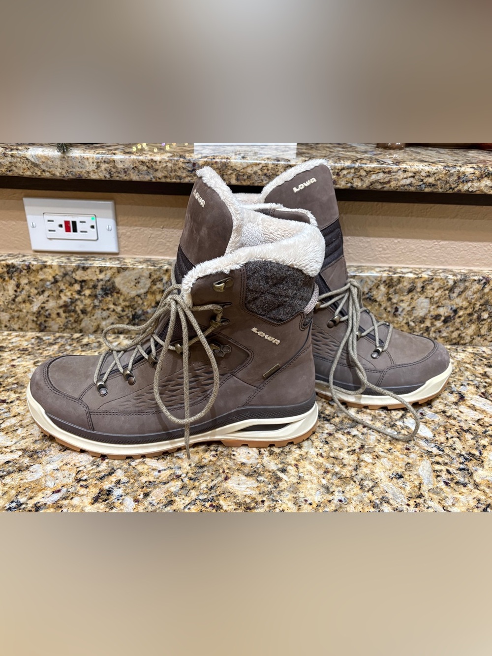 LOWA WOMENS 9.5 RENEGADE EVO ICE GTX Boots Winter Hiking Outdoor Vibram Sole